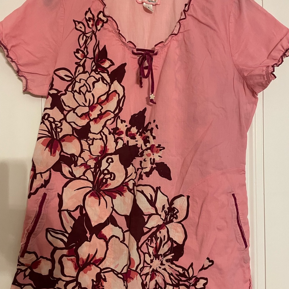 Koi medium scrub top. Excellent pre-owned condition. Side pockets. No flaws.